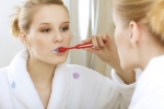 Nhúng kem đánh răng vào nước trước khi đánh răng đúng hay sai?