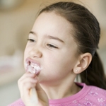 Làm gì nếu con bạn bị đau răng?
